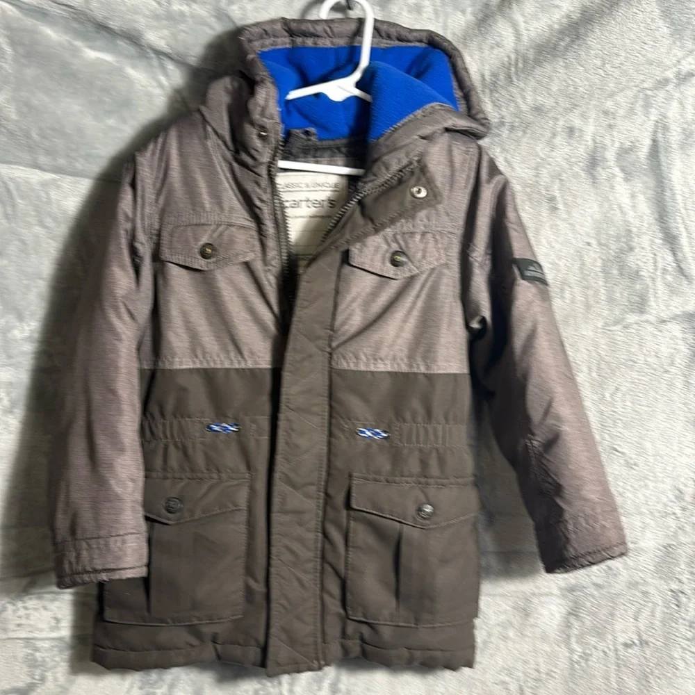 Boys coat size 4 Carters  thick‎ and warm for winter fleece lined hood